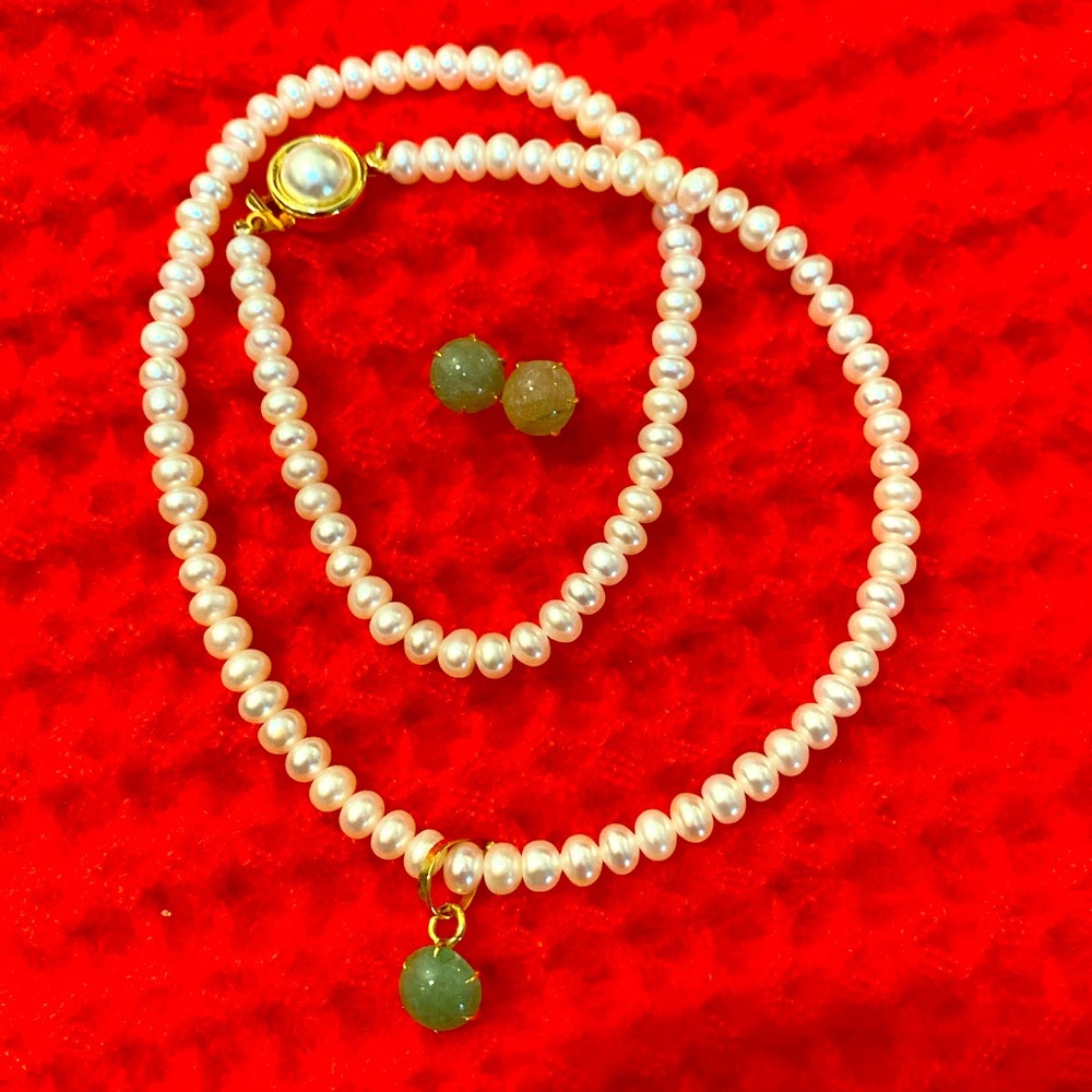 Pearl necklace set with Jade
